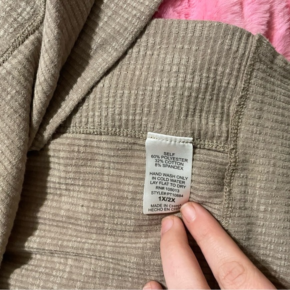 Floral Embroidered Ribbed Top - Picture 4 of 4